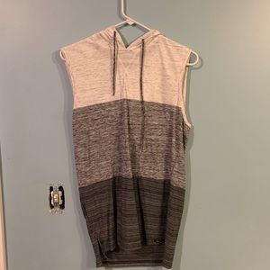 Thin, lightweight sleeveless shirt with hoodie